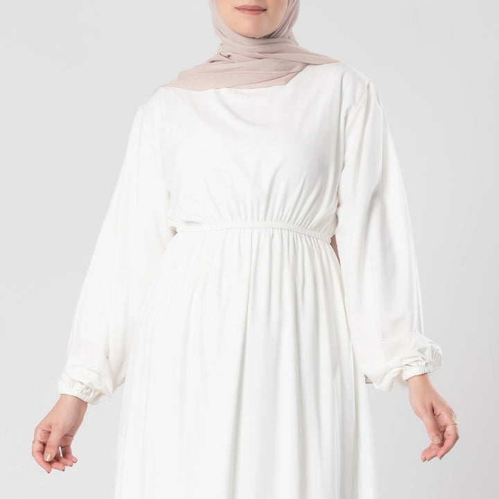 Basic dress with medium steak sleeve